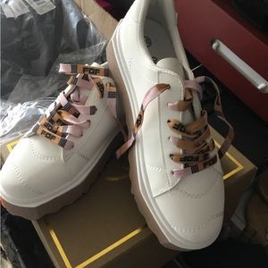 NWOT White La Sheela Women’s Sneakers